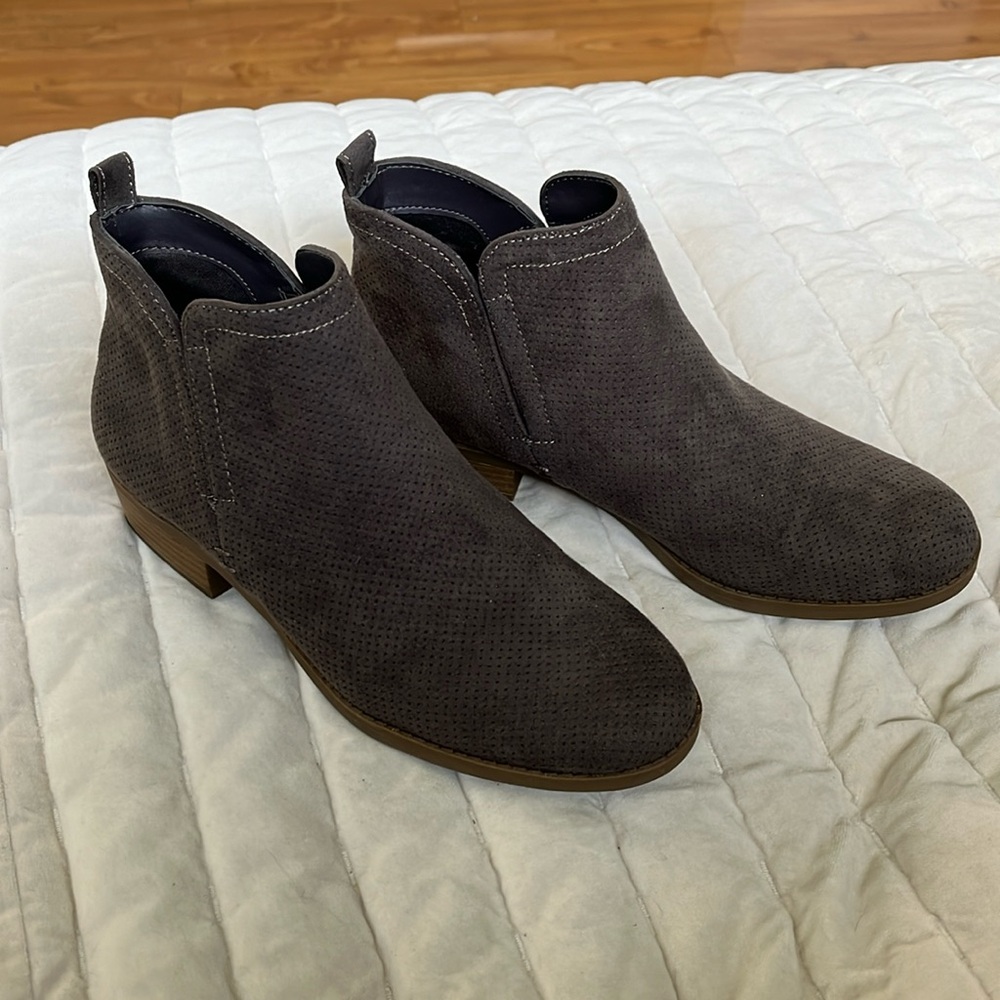 Universal thread ankle boots